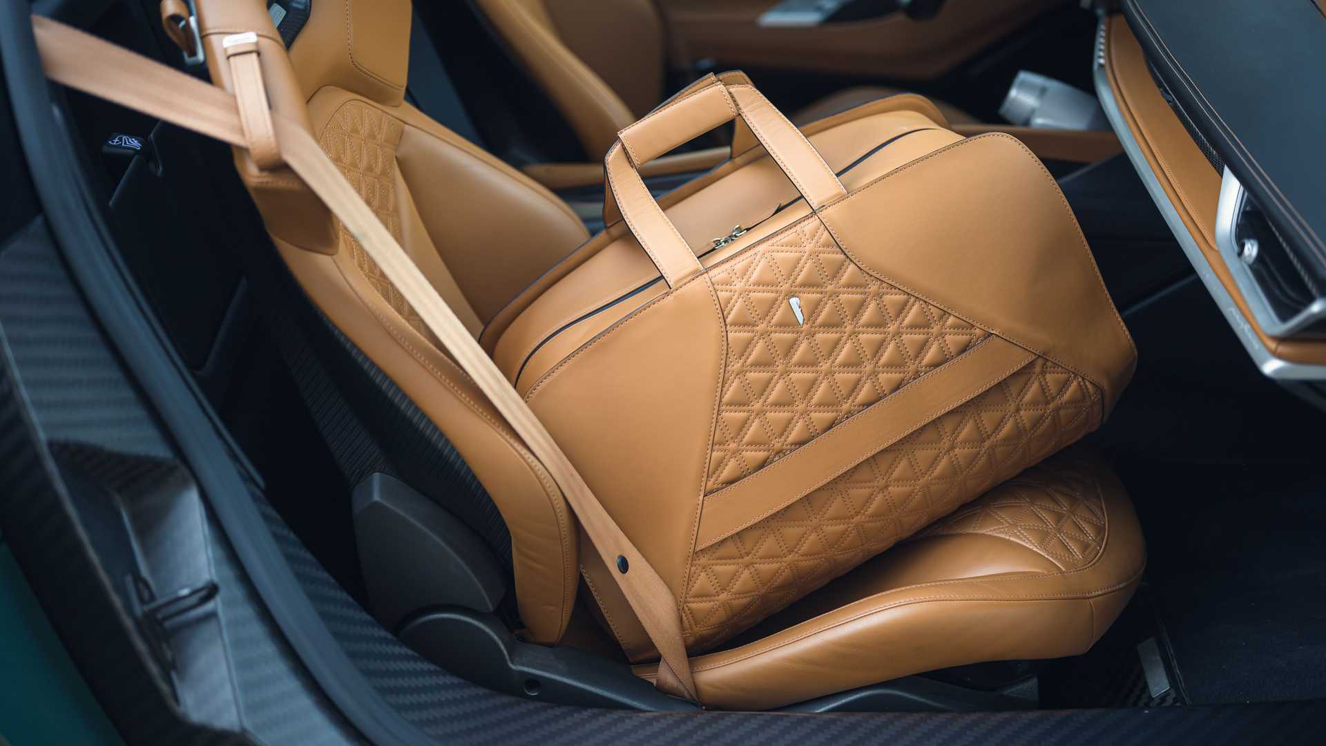 بدء تسليم بينينفارينا باتيستا هايبركار للعملاء بقوة 1900 حصان 11