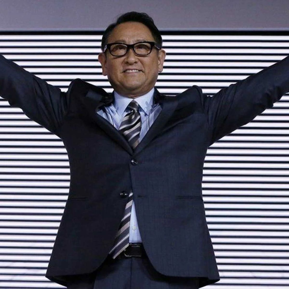 اكيو تويودا "رقص من الفرحة" بعد تفوق تويوتا على جي ام في المبيعات الأمريكية العام الماضي اكيو تويودا "رقص من الفرحة" بعد تفوق تويوتا على جي ام في المبيعات الأمريكية العام الماضي 1