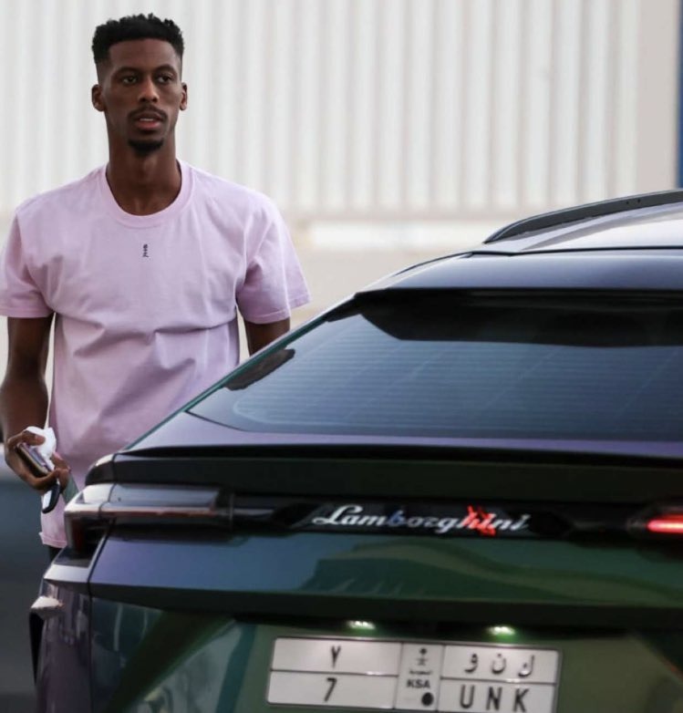 هذه سيارات لاعبي منتخب السعودية وبرابوس الأفضل في أسطول سالم الدوسري 5