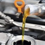 علامات استهلاك السيارة كميات كبيرة من زيت المحرك 1