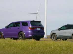 كاديلاك اسكاليد-V الرياضية تواجه دودج دورانجو SRT في سباقات التسارع 2