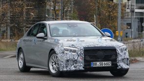 مرسيدس اي كلاس 2024 الجيل القادم يظهر أثناء اختباره في الطرق العامة مرسيدس اي كلاس 2024 الجيل القادم يظهر أثناء اختباره في الطرق العامة 3