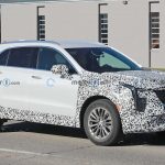 كاديلاك XT4 موديل 2023 فيس ليفت يظهر أثناء اختباره في الطرق العامة 2