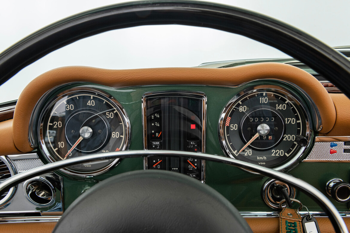 برابوس الألمانية تقدم سيارات مرسيدس الكلاسيكية بأسعار تتجاوز 2.8 مليون ريال مرسيدس بنز SL 280 باغودا