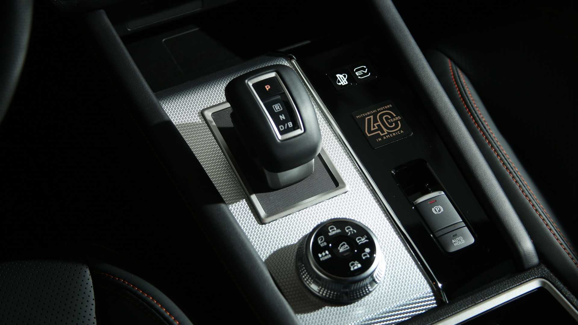 ميتسوبيشي اوتلاندر تحصل على إصدار الذكرى السنوية الأربعين بلمسات خاصة ميتسوبيشي اوتلاندر إصدار الذكرى الأربعين