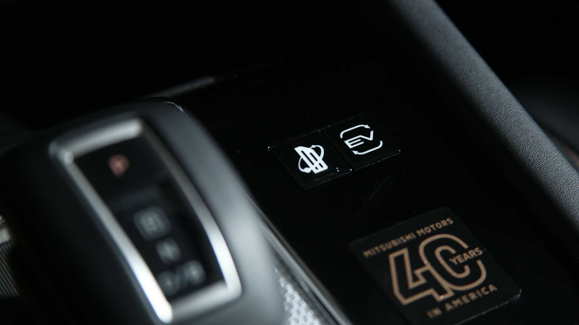 ميتسوبيشي اوتلاندر تحصل على إصدار الذكرى السنوية الأربعين بلمسات خاصة ميتسوبيشي اوتلاندر إصدار الذكرى الأربعين