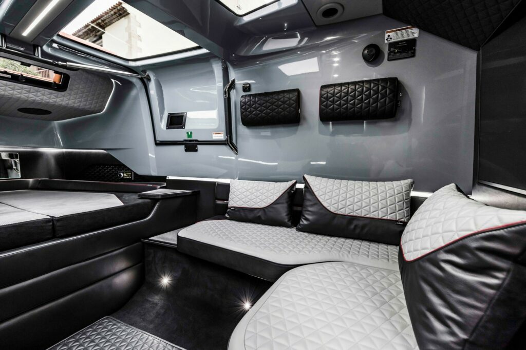 برابوس الألمانية تكشف عن قارب رياضي فاخر جديد بمحرك V8 وقوة 900 حصان برابوس شادو 900