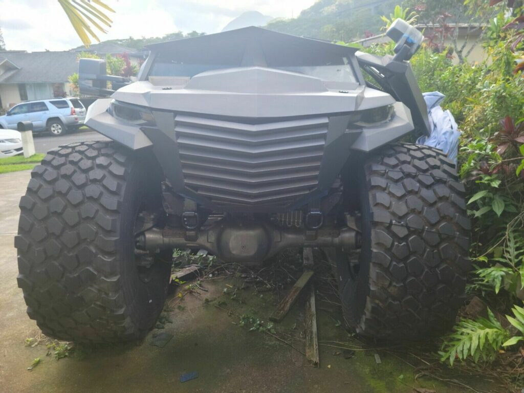 شيفروليه سيلفرادو تحصل على تعديل فريد من نوعه بأسلوب سيارة باتمان شيفروليه سيلفرادو بتصميم باتمان