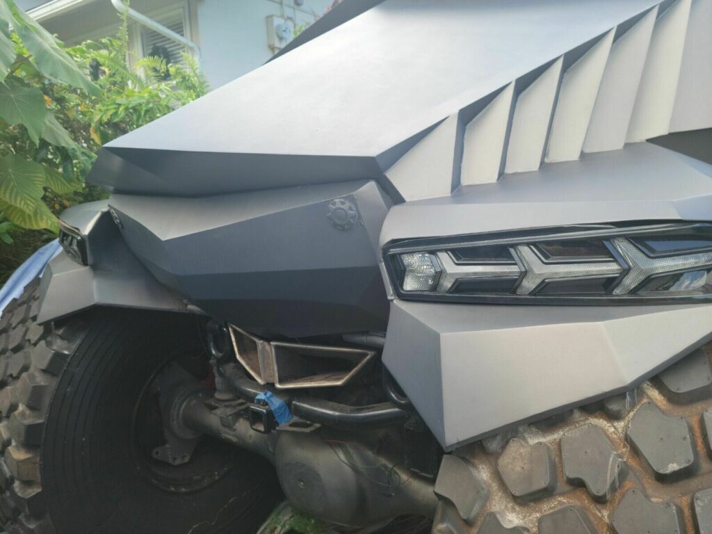 شيفروليه سيلفرادو تحصل على تعديل فريد من نوعه بأسلوب سيارة باتمان شيفروليه سيلفرادو بتصميم باتمان