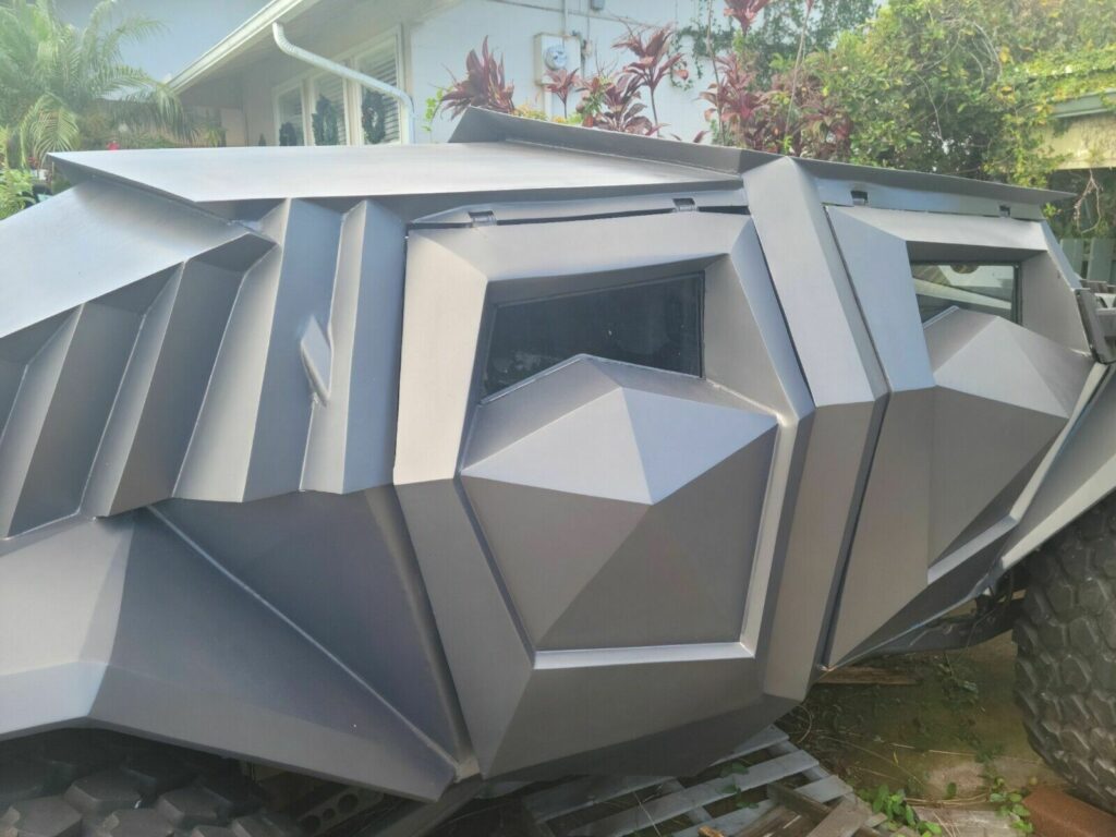 شيفروليه سيلفرادو تحصل على تعديل فريد من نوعه بأسلوب سيارة باتمان شيفروليه سيلفرادو بتصميم باتمان