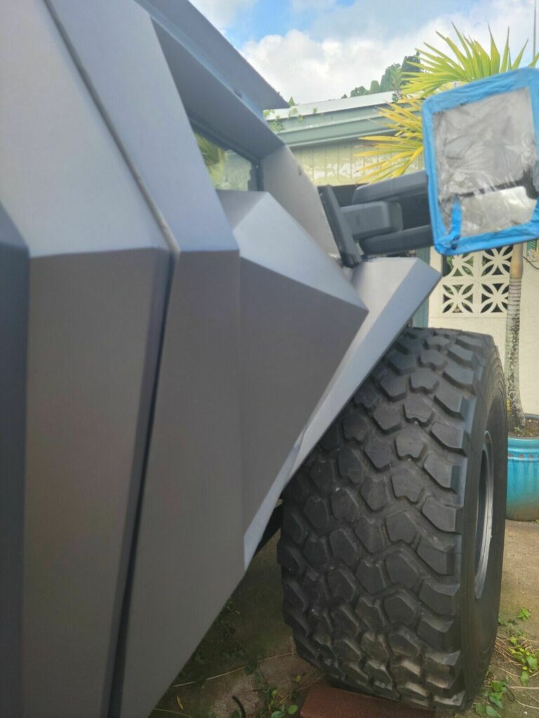 شيفروليه سيلفرادو تحصل على تعديل فريد من نوعه بأسلوب سيارة باتمان شيفروليه سيلفرادو بتصميم باتمان