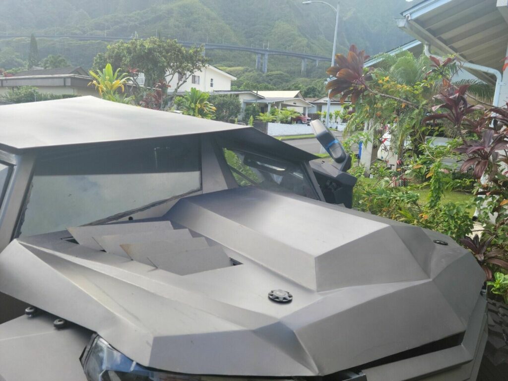 شيفروليه سيلفرادو تحصل على تعديل فريد من نوعه بأسلوب سيارة باتمان شيفروليه سيلفرادو بتصميم باتمان