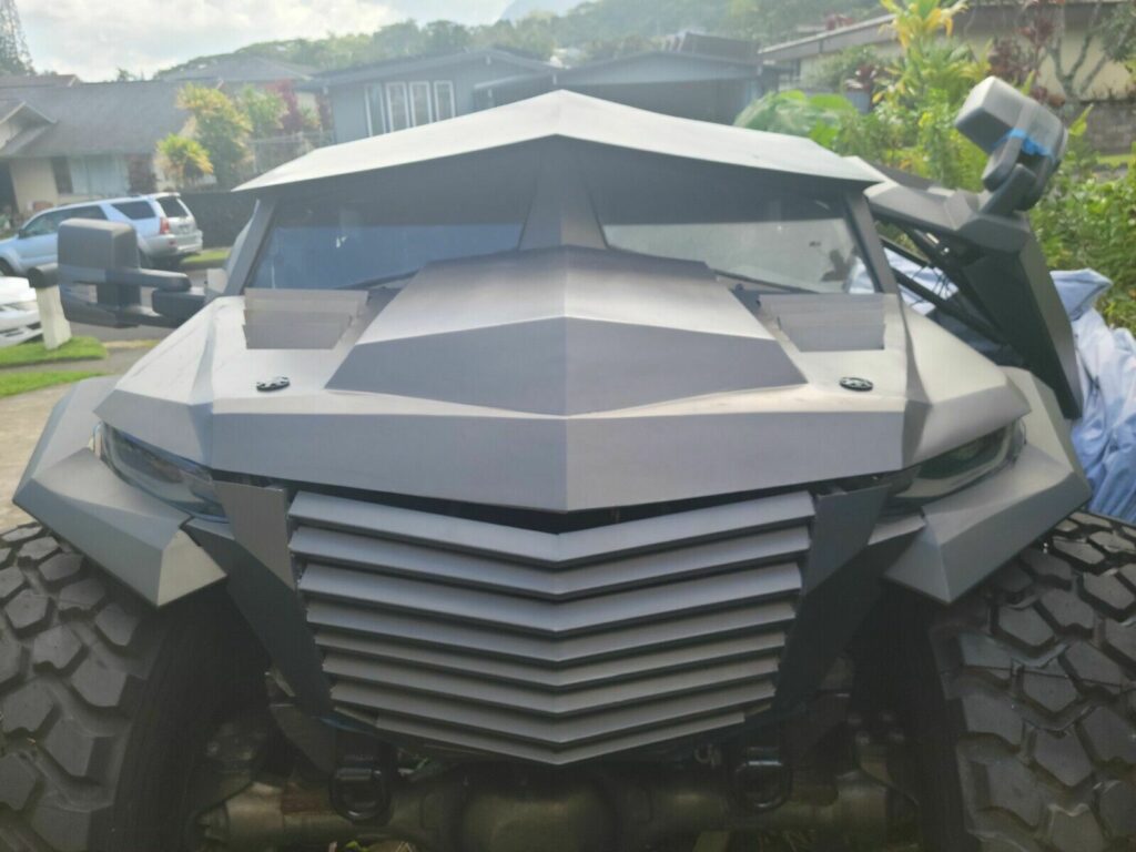 شيفروليه سيلفرادو تحصل على تعديل فريد من نوعه بأسلوب سيارة باتمان شيفروليه سيلفرادو بتصميم باتمان