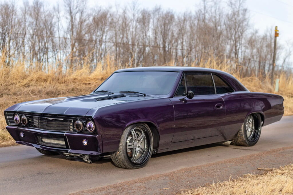 شيفروليه شيفيل 1967 معدلة بمحرك دودج فايبر تُعرض للبيع بمزاد شيفروليه شيفيل 1967 بمحرك V10 سوبر تشارج