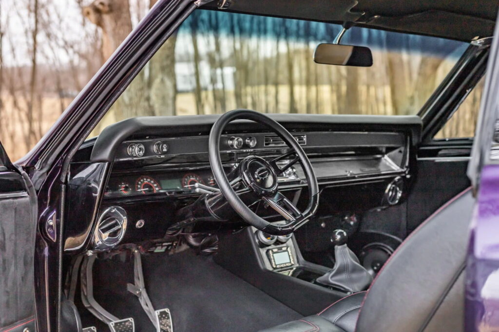 شيفروليه شيفيل 1967 معدلة بمحرك دودج فايبر تُعرض للبيع بمزاد شيفروليه شيفيل 1967 معدلة بمحرك دودج فايبر تُعرض للبيع بمزاد 11