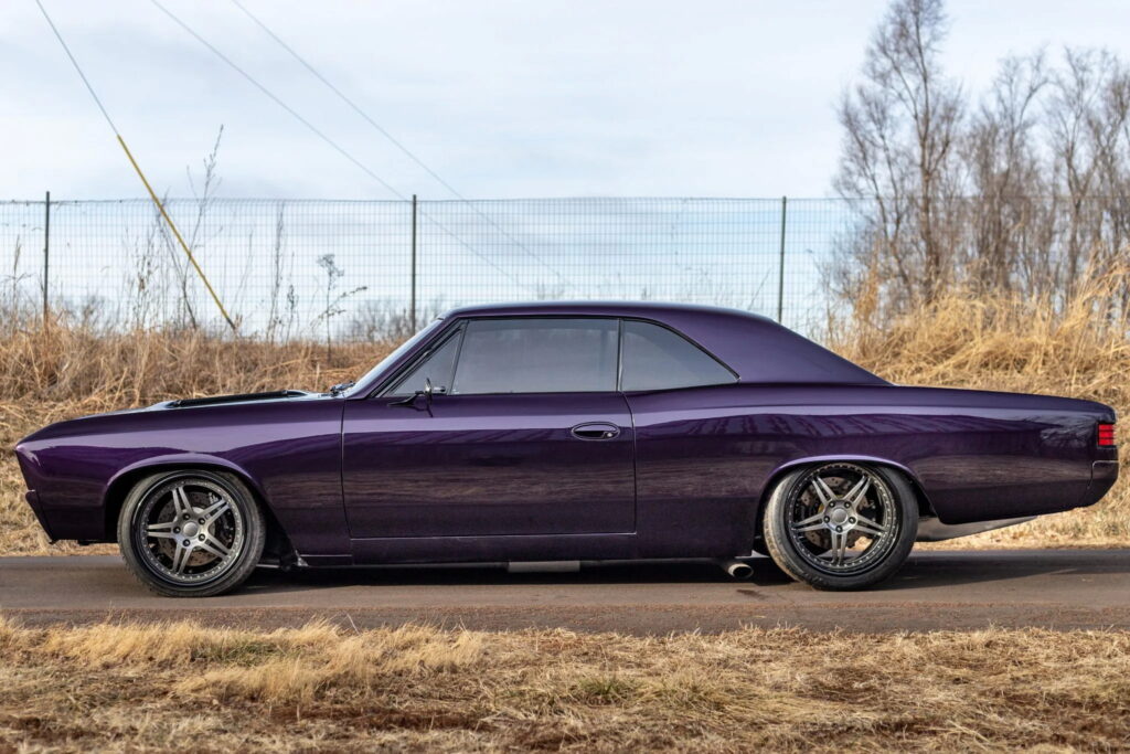 شيفروليه شيفيل 1967 معدلة بمحرك دودج فايبر تُعرض للبيع بمزاد شيفروليه شيفيل 1967 بمحرك V10 سوبر تشارج