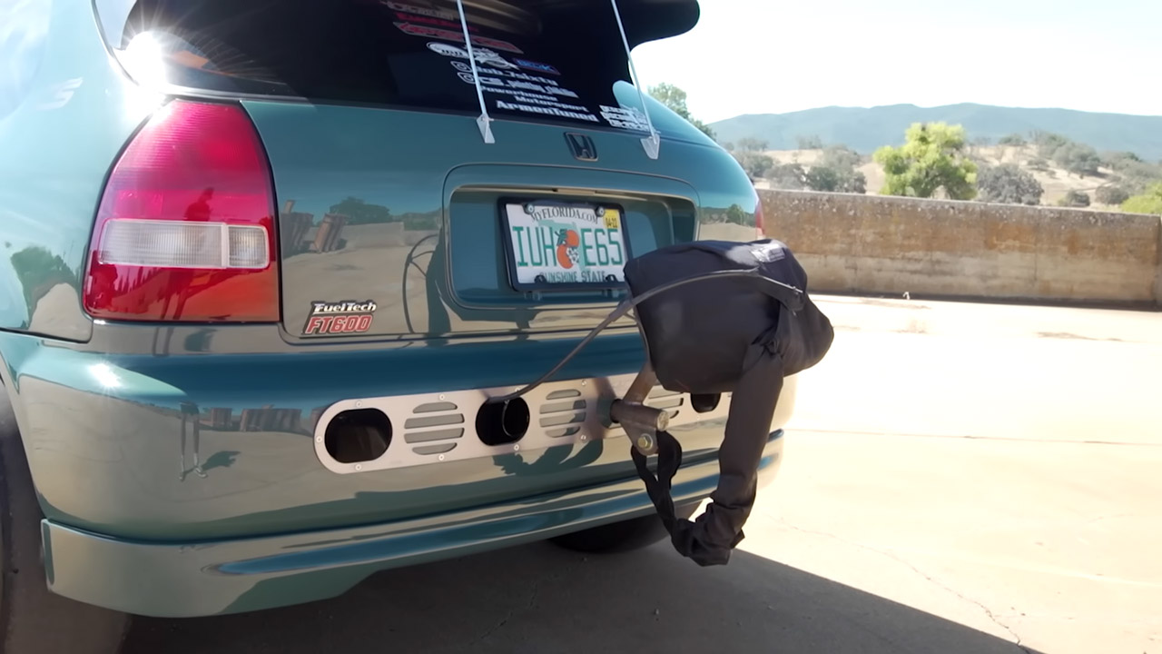 هوندا سيفيك بقوة 900 حصان تواجه فورد F-150 بقوة 1000 حصان في سباق التسارع هوندا سيفيك بقوة 900 حصان تواجه فورد F-150 بقوة 1000 حصان