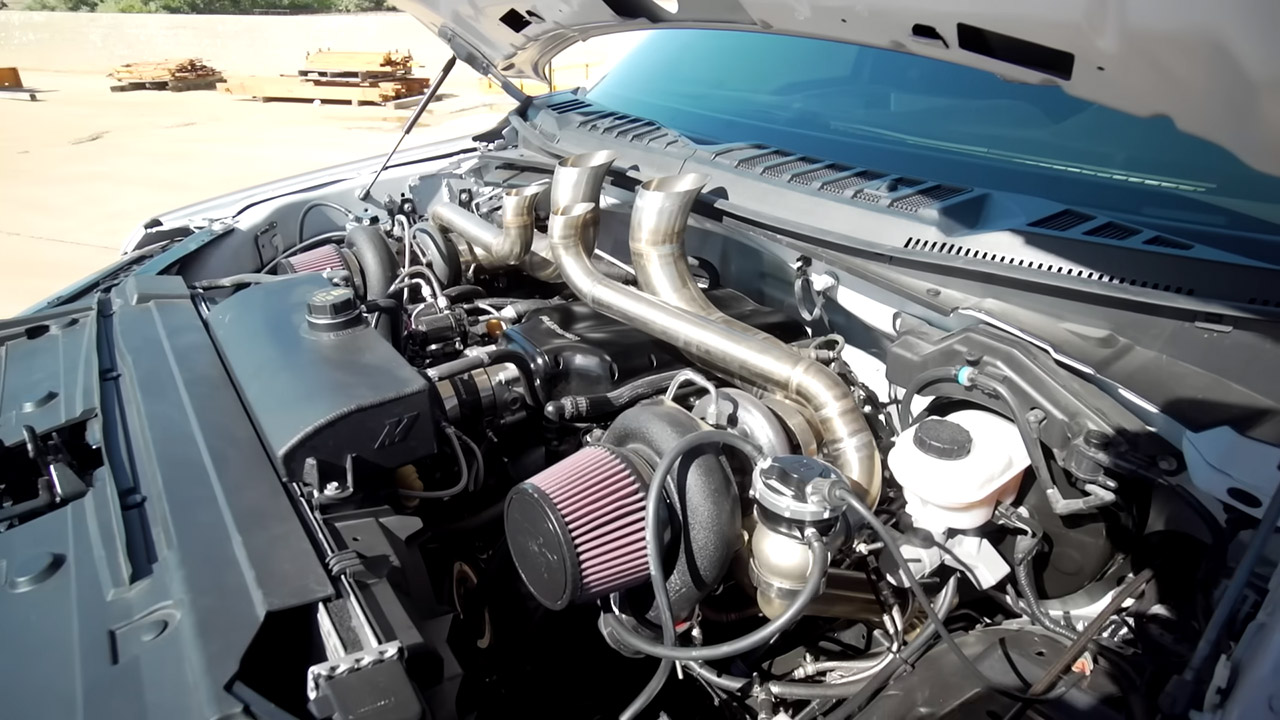 هوندا سيفيك بقوة 900 حصان تواجه فورد F-150 بقوة 1000 حصان في سباق التسارع هوندا سيفيك بقوة 900 حصان تواجه فورد F-150 بقوة 1000 حصان