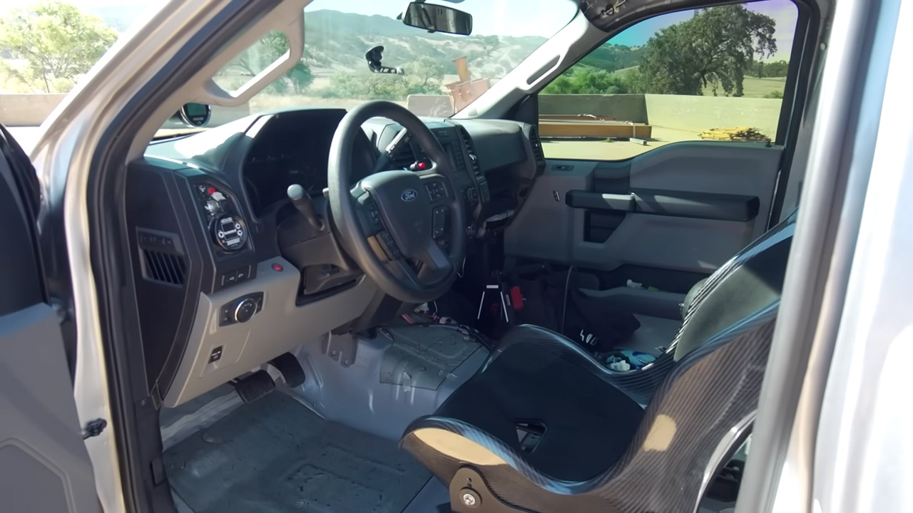 هوندا سيفيك بقوة 900 حصان تواجه فورد F-150 بقوة 1000 حصان في سباق التسارع هوندا سيفيك بقوة 900 حصان تواجه فورد F-150 بقوة 1000 حصان