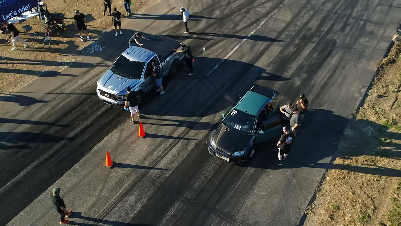 هوندا سيفيك بقوة 900 حصان تواجه فورد F-150 بقوة 1000 حصان في سباق التسارع هوندا سيفيك بقوة 900 حصان تواجه فورد F-150 بقوة 1000 حصان