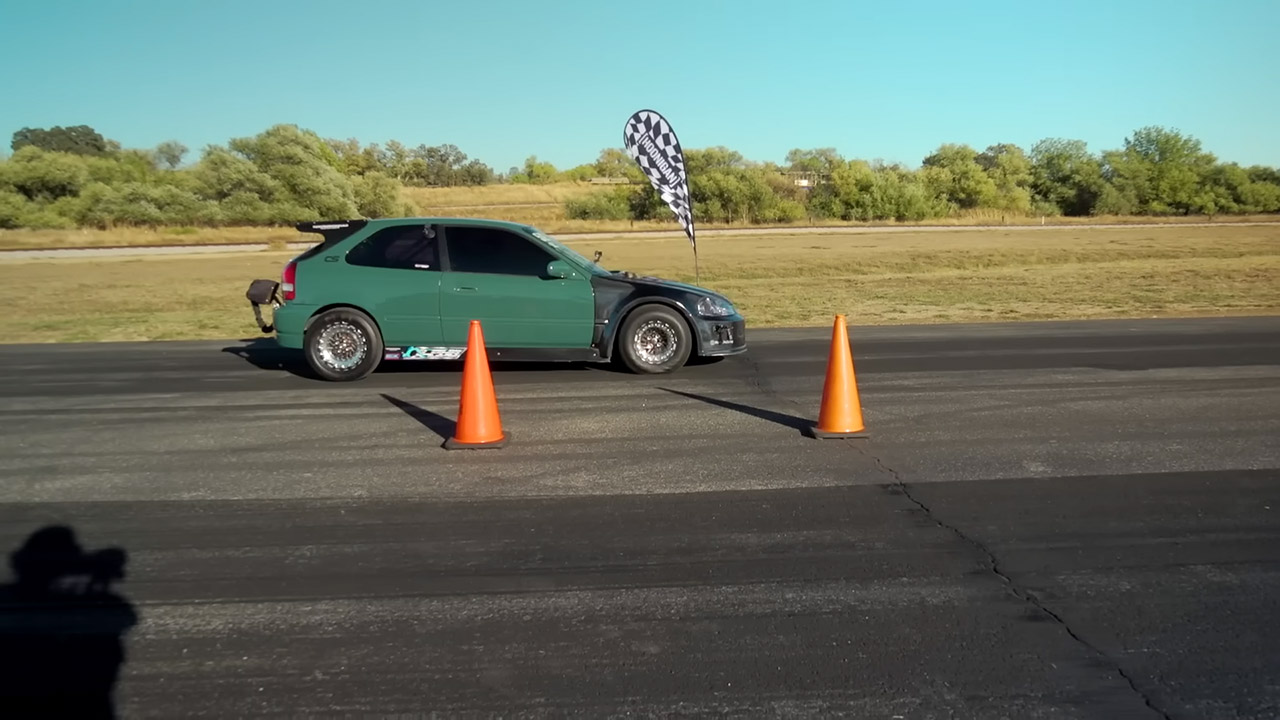 هوندا سيفيك بقوة 900 حصان تواجه فورد F-150 بقوة 1000 حصان في سباق التسارع هوندا سيفيك بقوة 900 حصان تواجه فورد F-150 بقوة 1000 حصان