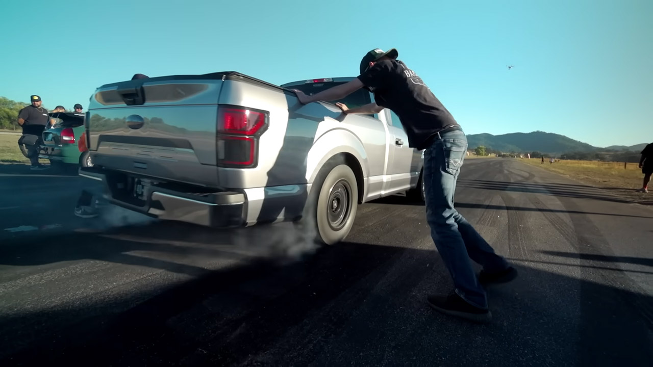 هوندا سيفيك بقوة 900 حصان تواجه فورد F-150 بقوة 1000 حصان في سباق التسارع هوندا سيفيك بقوة 900 حصان تواجه فورد F-150 بقوة 1000 حصان