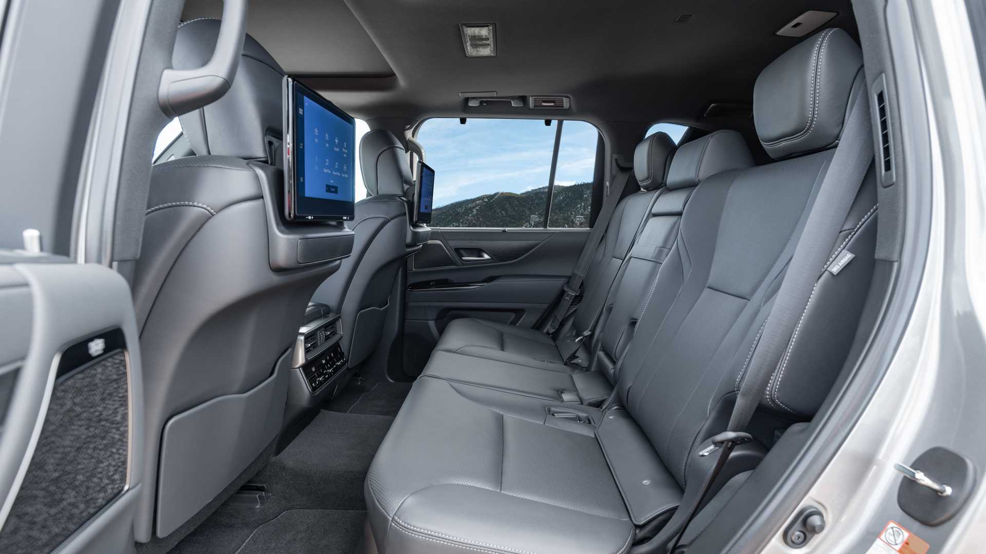 أبرز مميزات لكزس LX 2023 ذات الثلاثة صفوف في السعودية أبرز مميزات لكزس LX 2023 ذات الثلاثة صفوف في السعودية 2