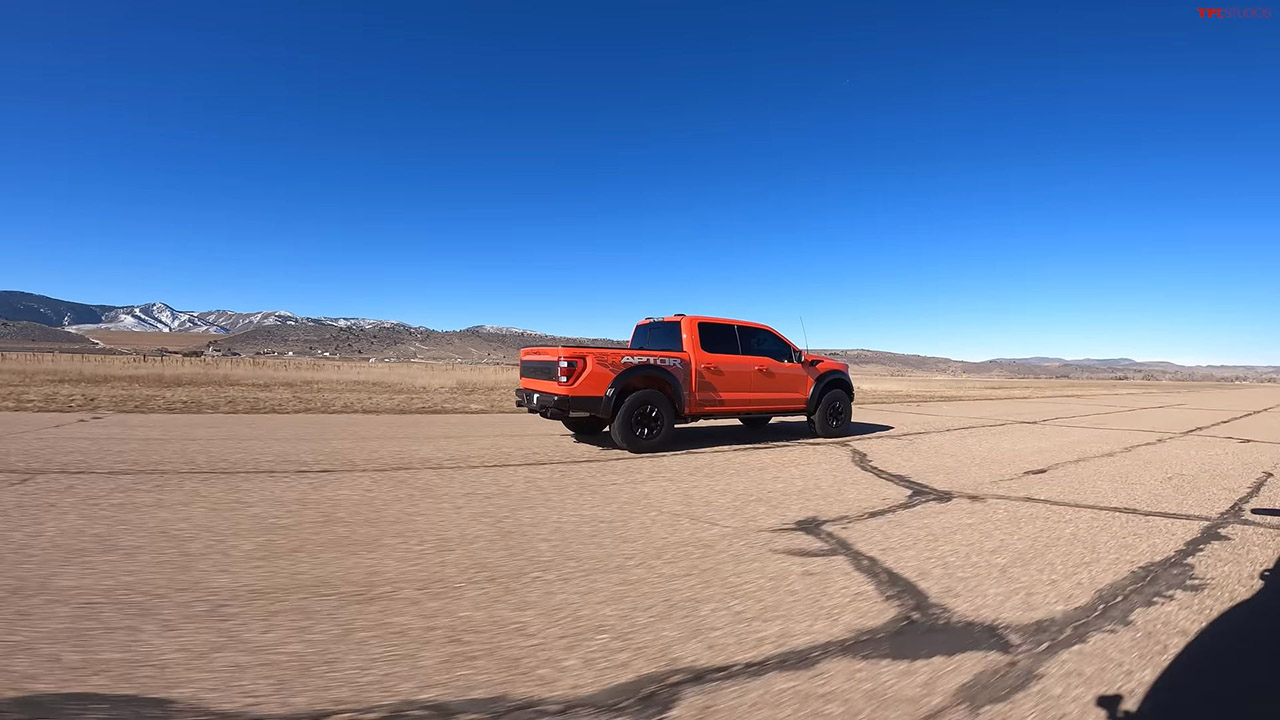 هل تصمد فورد F-150 رابتور R أمام همر بيك آب في سباق التسارع؟ فورد F-150 رابتور R تواجه همر بيك آب