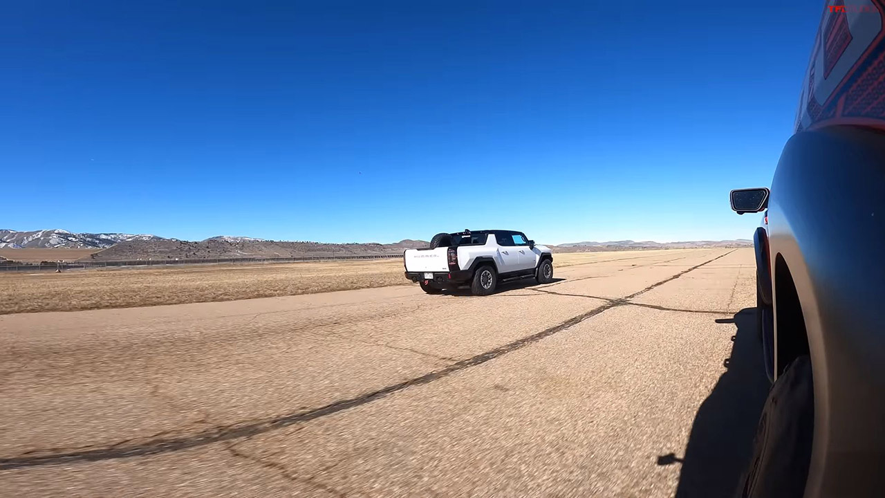 هل تصمد فورد F-150 رابتور R أمام همر بيك آب في سباق التسارع؟ فورد F-150 رابتور R تواجه همر بيك آب