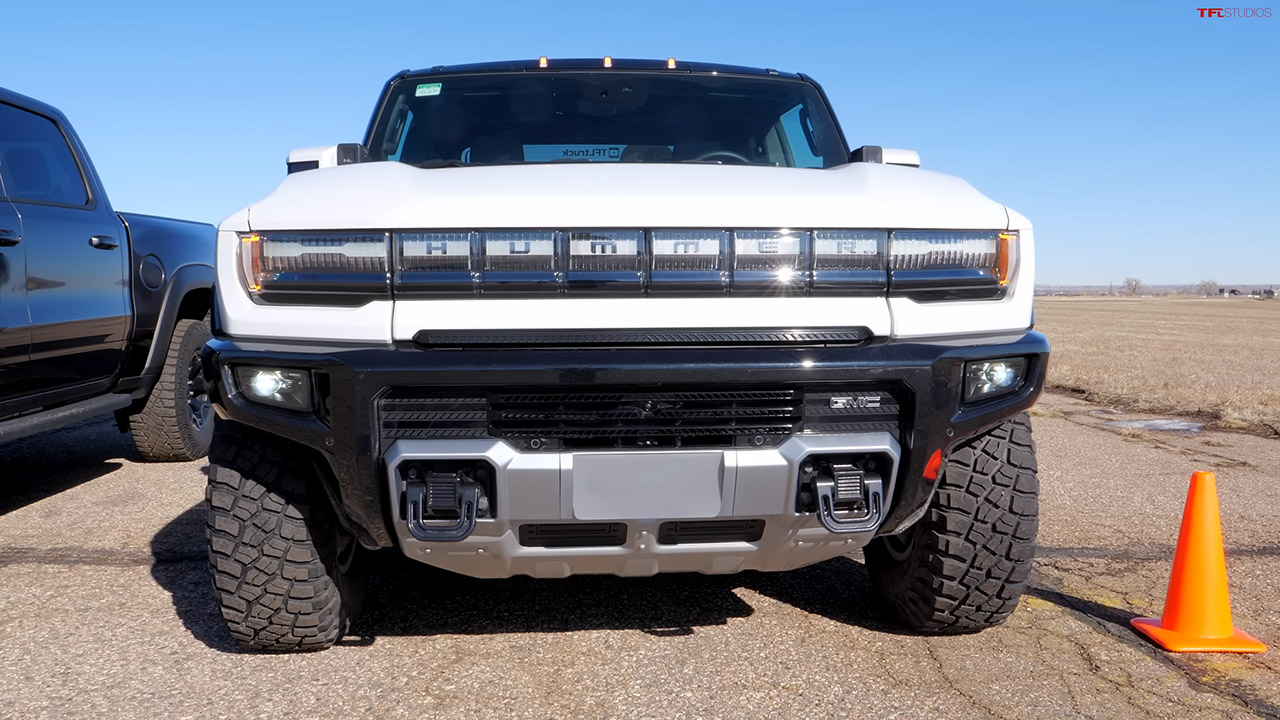 هل تصمد فورد F-150 رابتور R أمام همر بيك آب في سباق التسارع؟ فورد F-150 رابتور R تواجه همر بيك آب