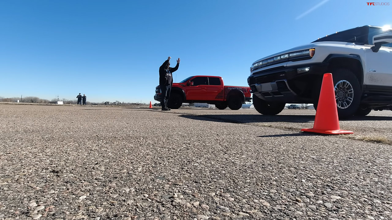 هل تصمد فورد F-150 رابتور R أمام همر بيك آب في سباق التسارع؟ فورد F-150 رابتور R تواجه همر بيك آب
