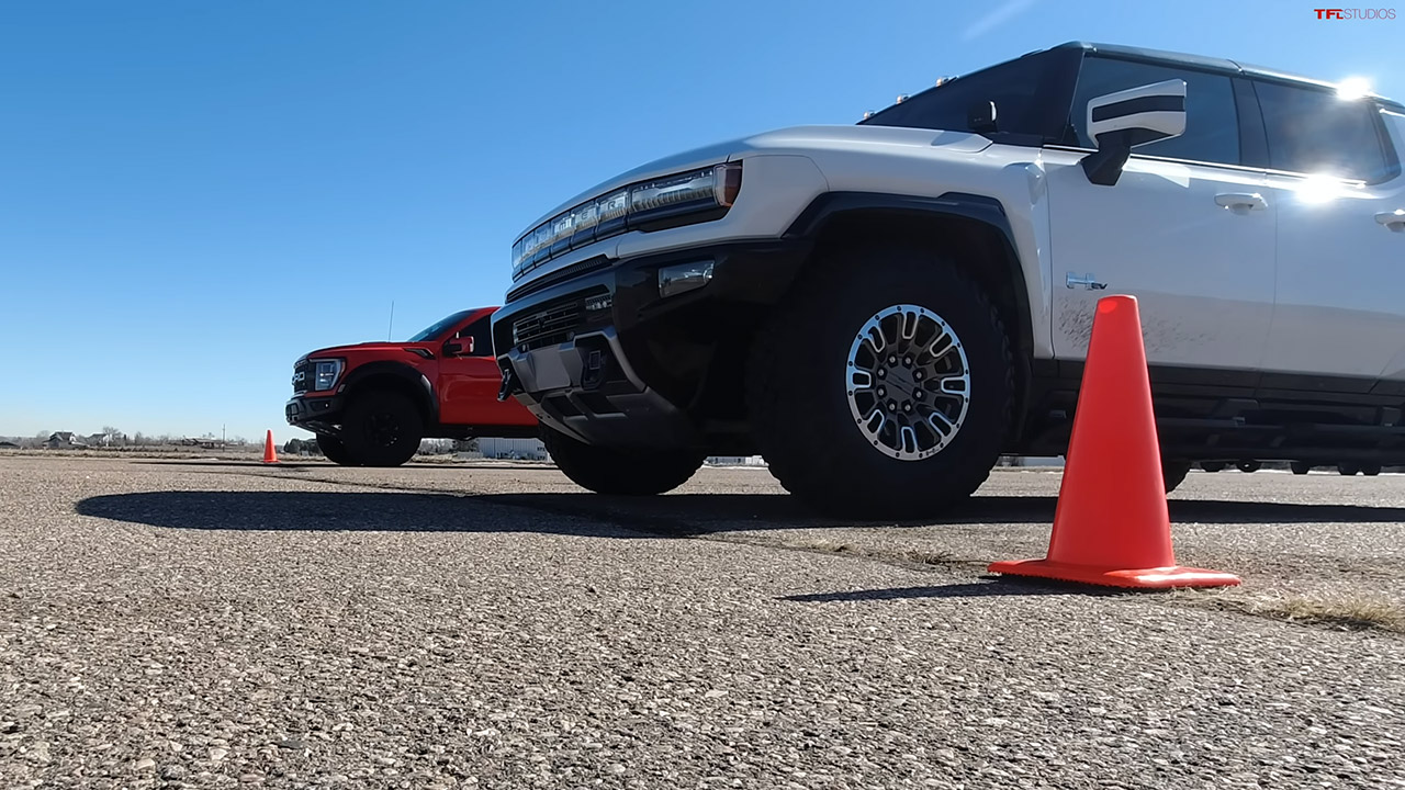 هل تصمد فورد F-150 رابتور R أمام همر بيك آب في سباق التسارع؟ فورد F-150 رابتور R تواجه همر بيك آب