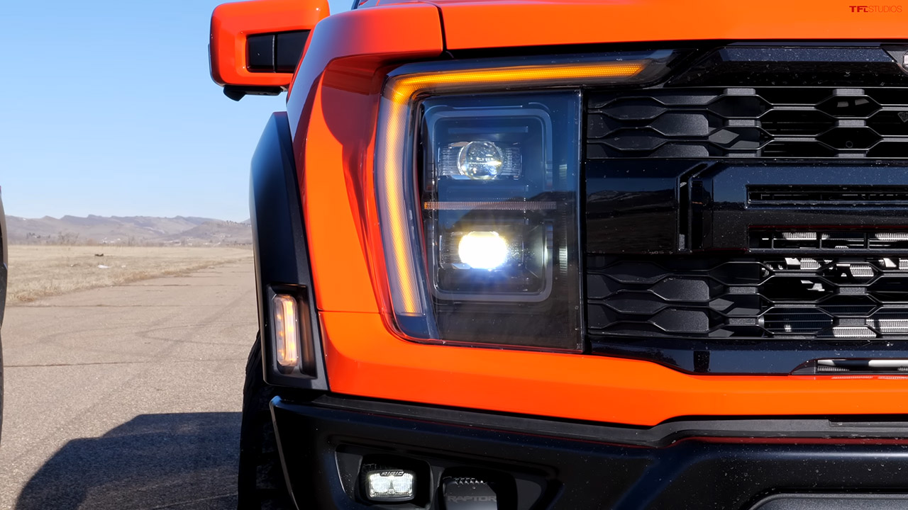 هل تصمد فورد F-150 رابتور R أمام همر بيك آب في سباق التسارع؟ فورد F-150 رابتور R تواجه همر بيك آب