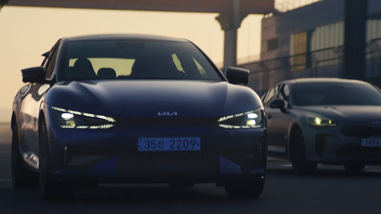 شاهد كيا تودع ستينجر نهائياً مع تسليم راية الأداء الرياضي لطراز EV6 GT الكهربائية كيا ستينجر