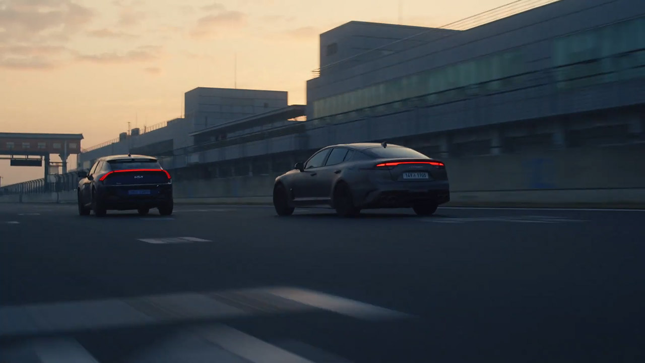 شاهد كيا تودع ستينجر نهائياً مع تسليم راية الأداء الرياضي لطراز EV6 GT الكهربائية كيا ستينجر