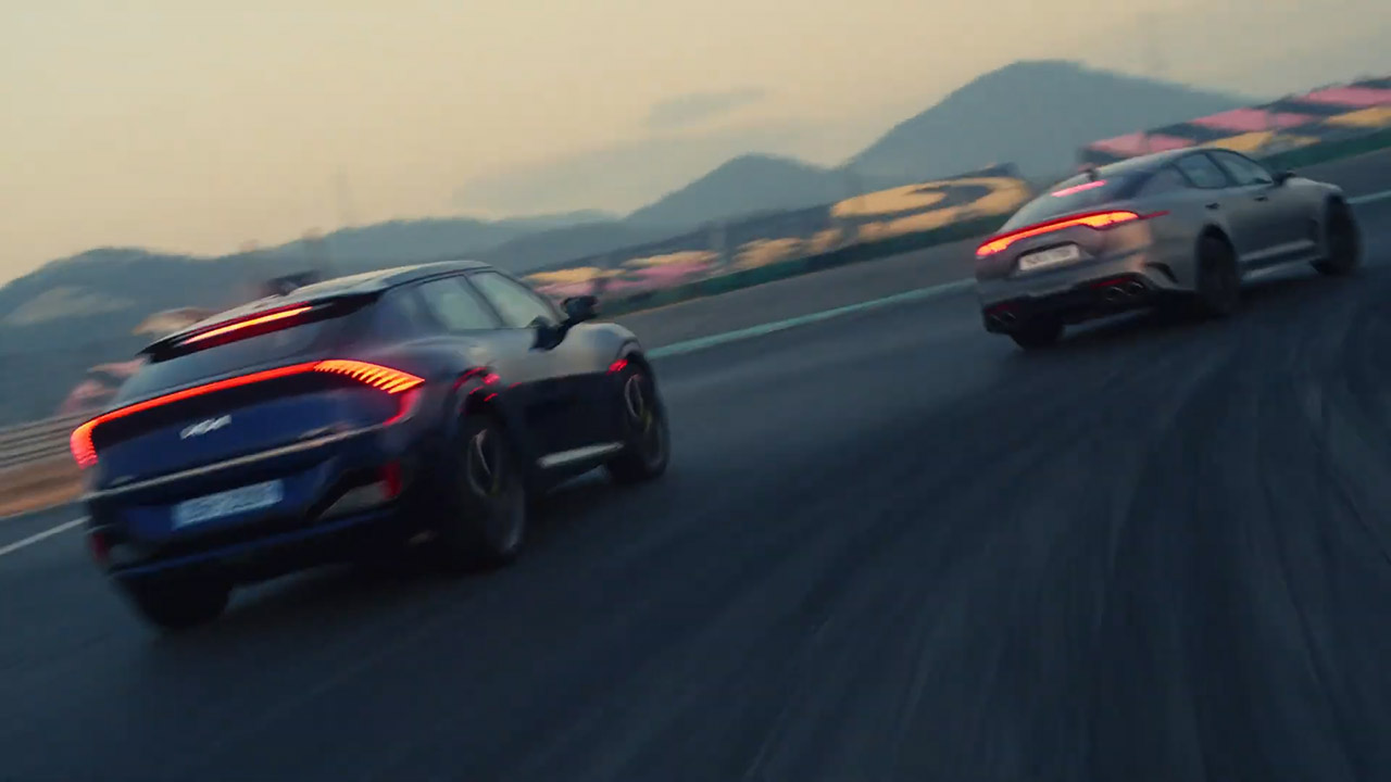 شاهد كيا تودع ستينجر نهائياً مع تسليم راية الأداء الرياضي لطراز EV6 GT الكهربائية كيا ستينجر