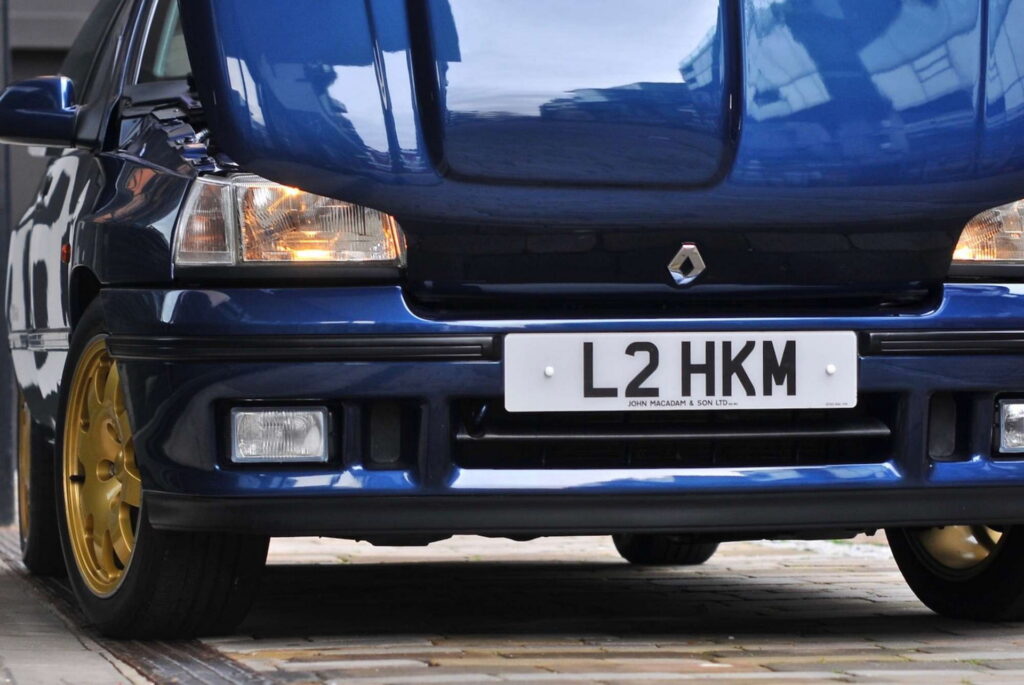 إحدى أندر سيارات رينو كليو الكلاسيكية تُعرض للبيع في مزاد رينو كليو ويليامز موديل 1994