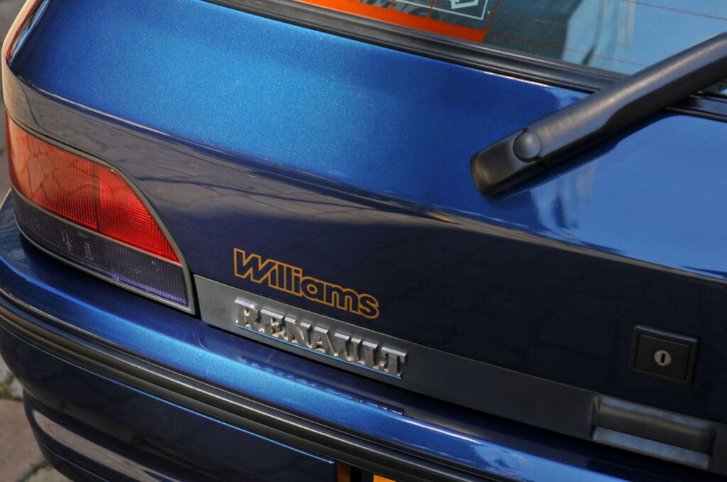 إحدى أندر سيارات رينو كليو الكلاسيكية تُعرض للبيع في مزاد رينو كليو ويليامز موديل 1994