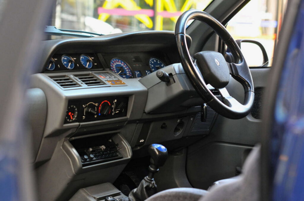 إحدى أندر سيارات رينو كليو الكلاسيكية تُعرض للبيع في مزاد رينو كليو ويليامز موديل 1994