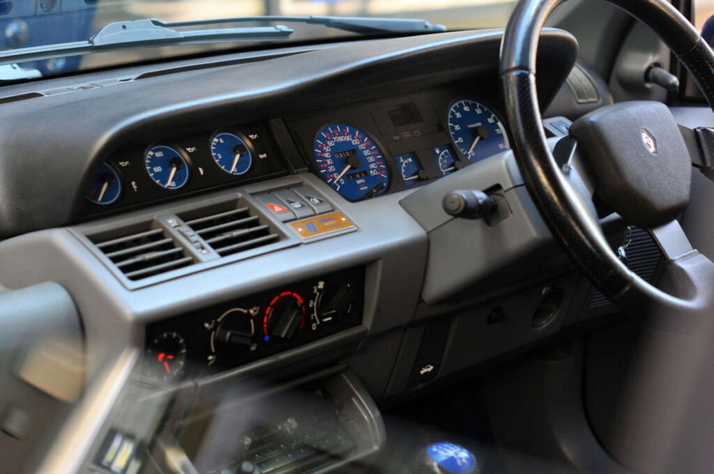 إحدى أندر سيارات رينو كليو الكلاسيكية تُعرض للبيع في مزاد رينو كليو ويليامز موديل 1994