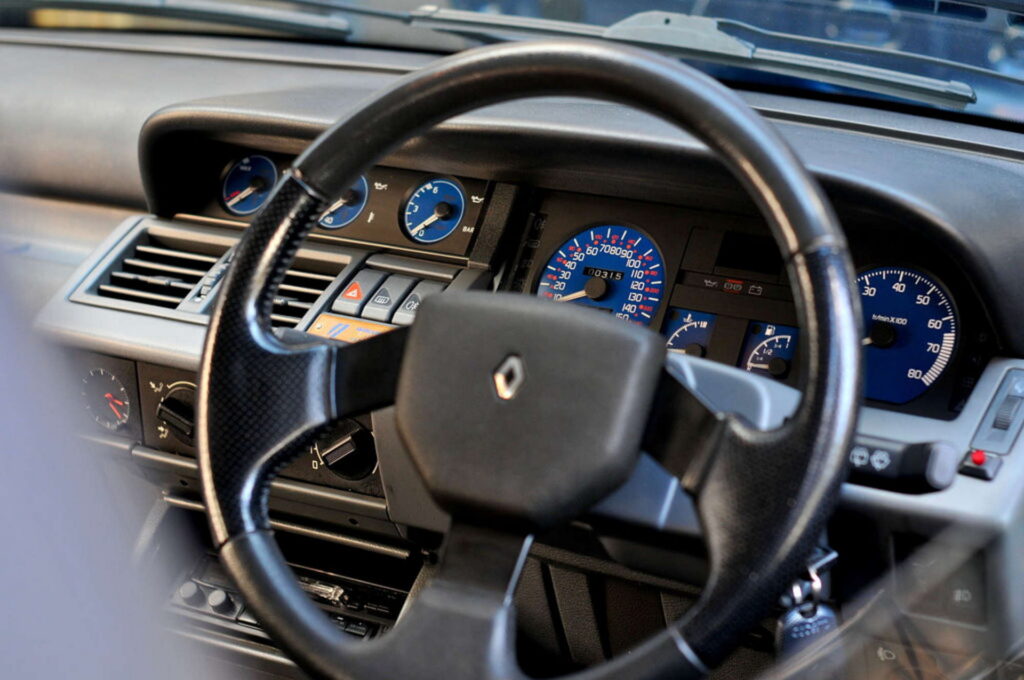 إحدى أندر سيارات رينو كليو الكلاسيكية تُعرض للبيع في مزاد رينو كليو ويليامز موديل 1994