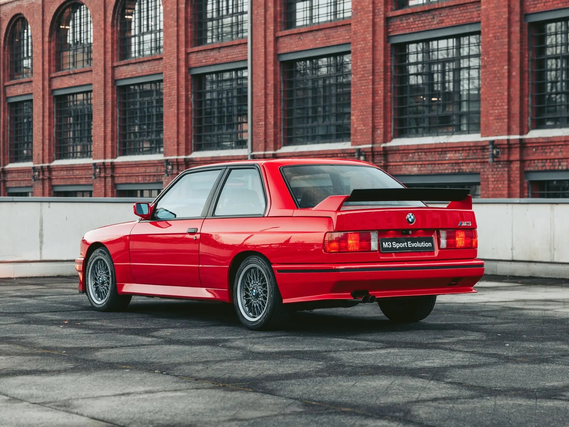 خمسة أجيال حصرية من سيارات بي ام دبليو M3 و M4 تُعرض للبيع في مزاد بي ام دبليو M3 سبورت إيفوليوشن 1990 (E30)