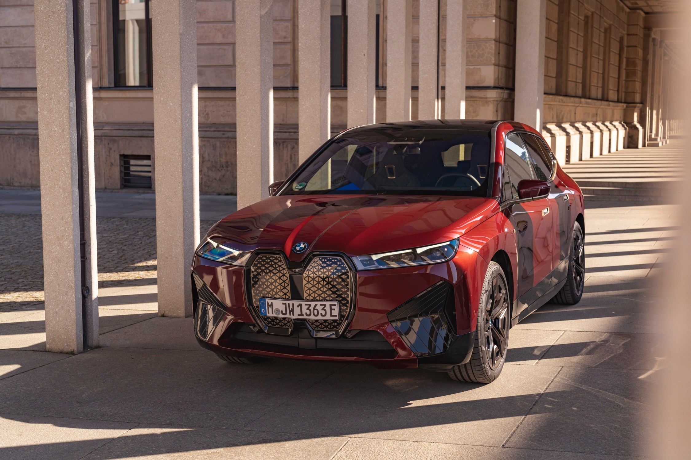 تعرف على 5 سيارات كهربائية بمدى حركة يتجاوز 625 كيلومتر! بي ام دبليو iX