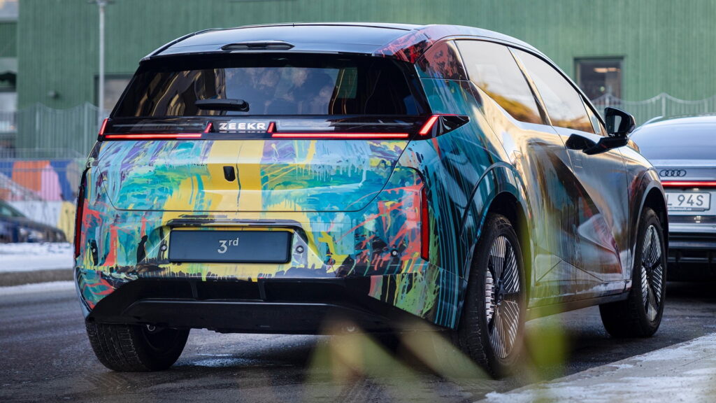 جيلي تكشف عن زيكر X كروس أوفر الجديدة كلياً جيلي تكشف عن زيكر X كروس أوفر الجديدة كلياً 2