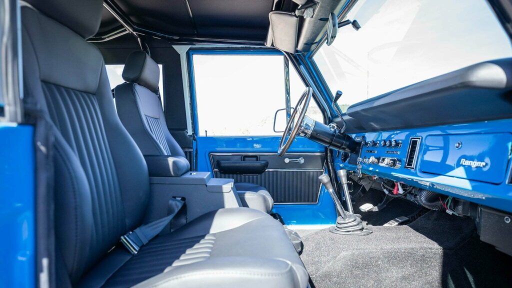 فورد برونكو موديل 1974 تعرض للبيع في مزاد بعد عملية تجديد شاملة بمحرك V8 حديث فورد برونكو موديل 1974