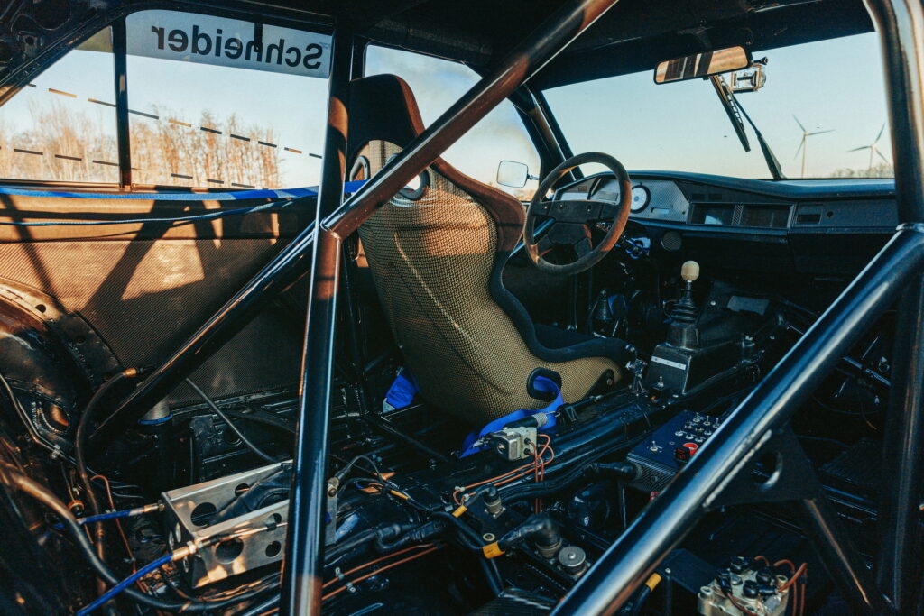 مرسيدس AMG E190 إيفوليوشن 2 تُعرض للبيع مع تاريخ مميز في عالم السباقات مرسيدس AMG E190 إيفوليوشن 2 تُعرض للبيع مع تاريخ مميز في عالم السباقات 3