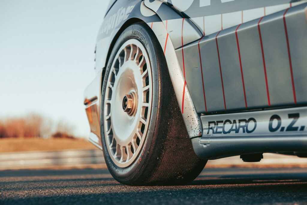 مرسيدس AMG E190 إيفوليوشن 2 تُعرض للبيع مع تاريخ مميز في عالم السباقات مرسيدس AMG E190 إيفوليوشن 2