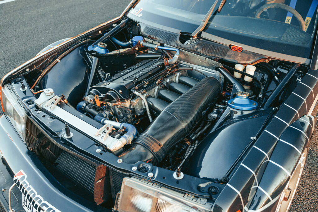 مرسيدس AMG E190 إيفوليوشن 2 تُعرض للبيع مع تاريخ مميز في عالم السباقات مرسيدس AMG E190 إيفوليوشن 2