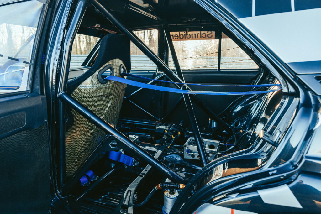 مرسيدس AMG E190 إيفوليوشن 2 تُعرض للبيع مع تاريخ مميز في عالم السباقات مرسيدس AMG E190 إيفوليوشن 2 تُعرض للبيع مع تاريخ مميز في عالم السباقات 2