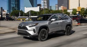 تويوتا راف 4 هايبرد تعد السيارة البيئية الأكثر طلباً في أمريكا تويوتا راف 4 هايبرد